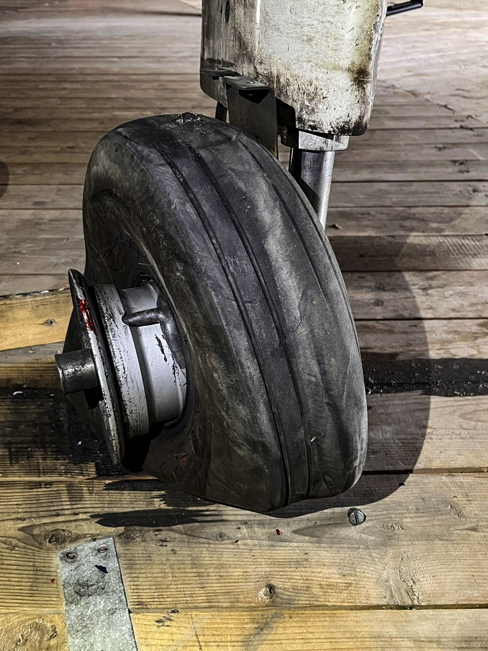 Beschädigtes Fahrwerksrad am Bugfahrwerk