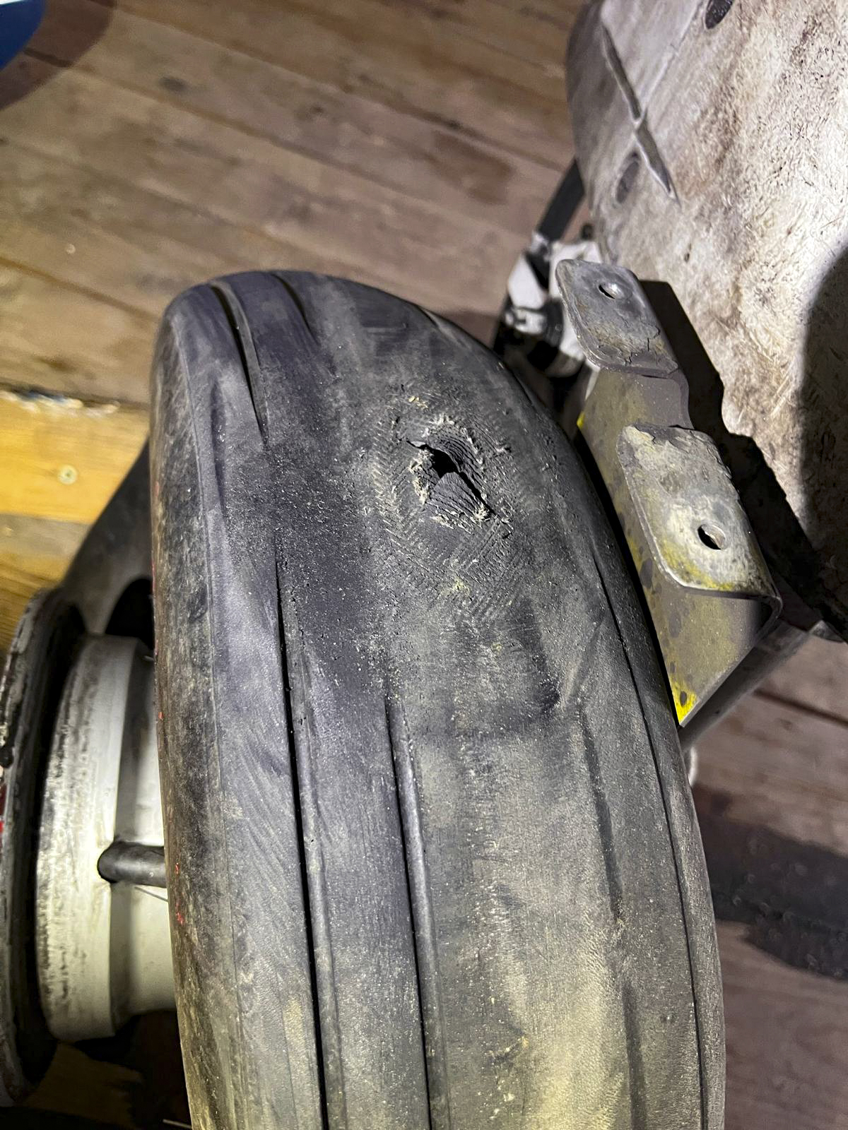 Beschädigter Reifen am Hauptfahrwerk