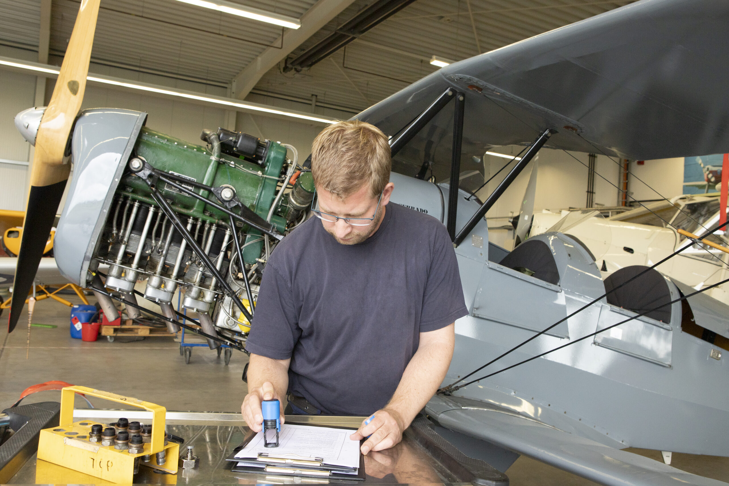 Prüfer kontrolliert ein Flugzeug in der Halle