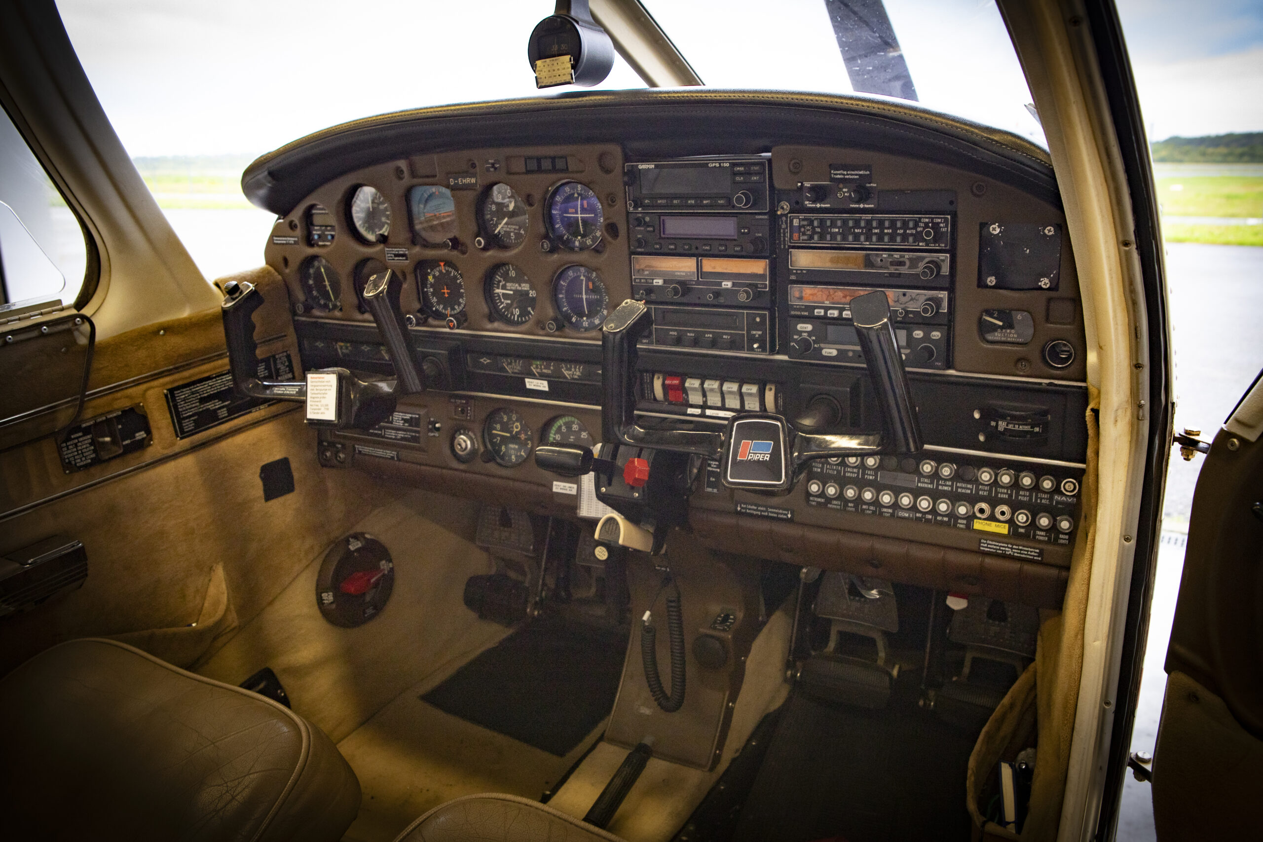 Cockpit mit Instrumenten und Avionik