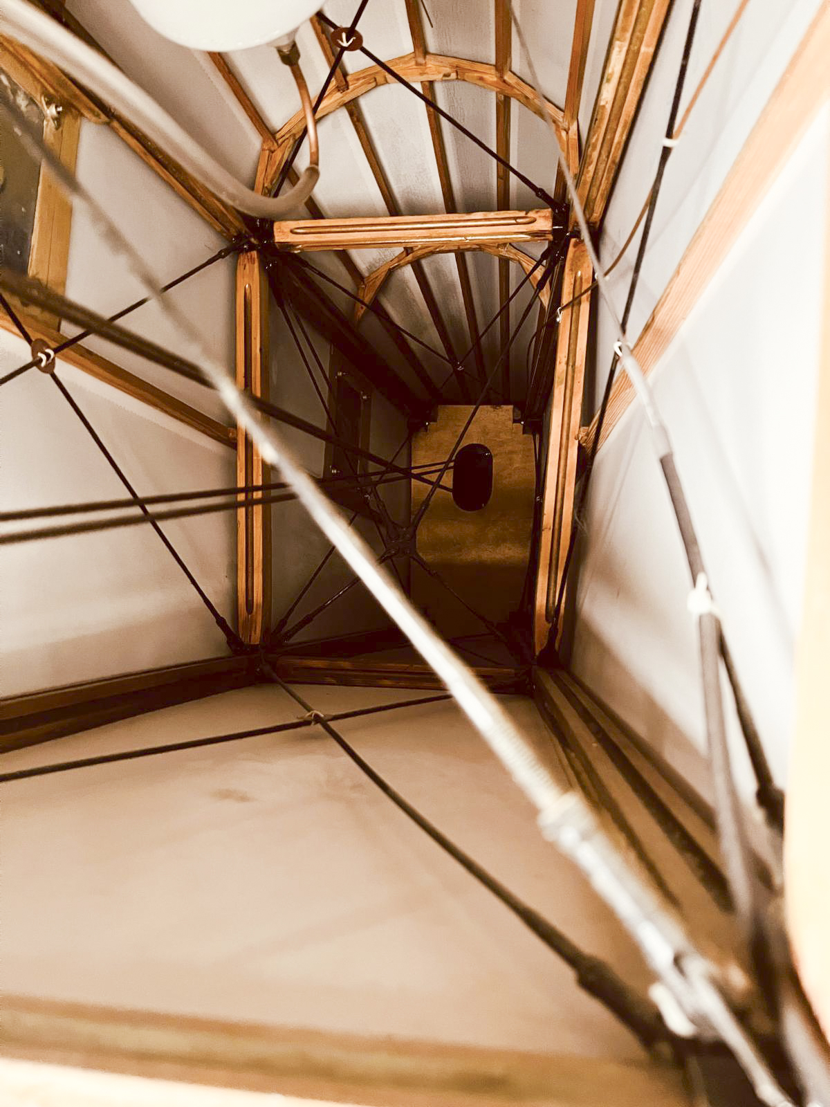 Blick in den Rumpf mit Holzstruktur