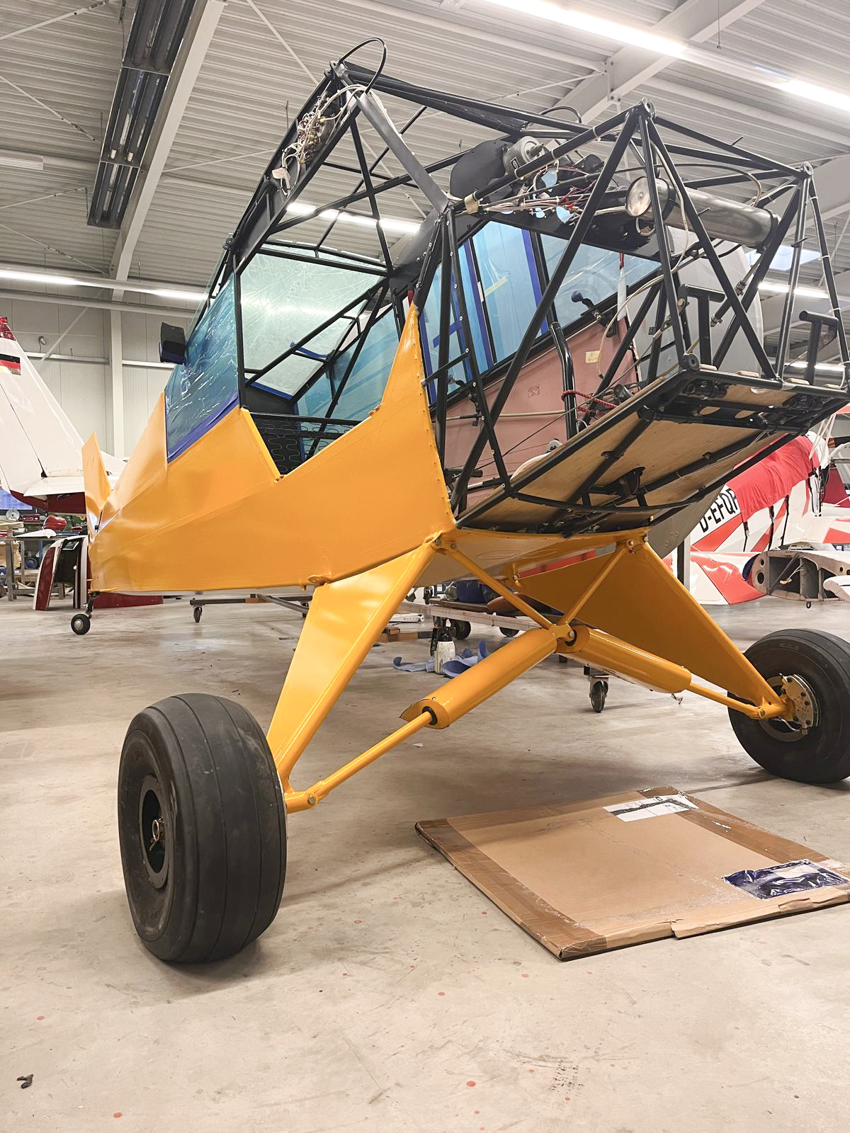 Flugzeugrumpf im Gerüst während der Grundüberholung
