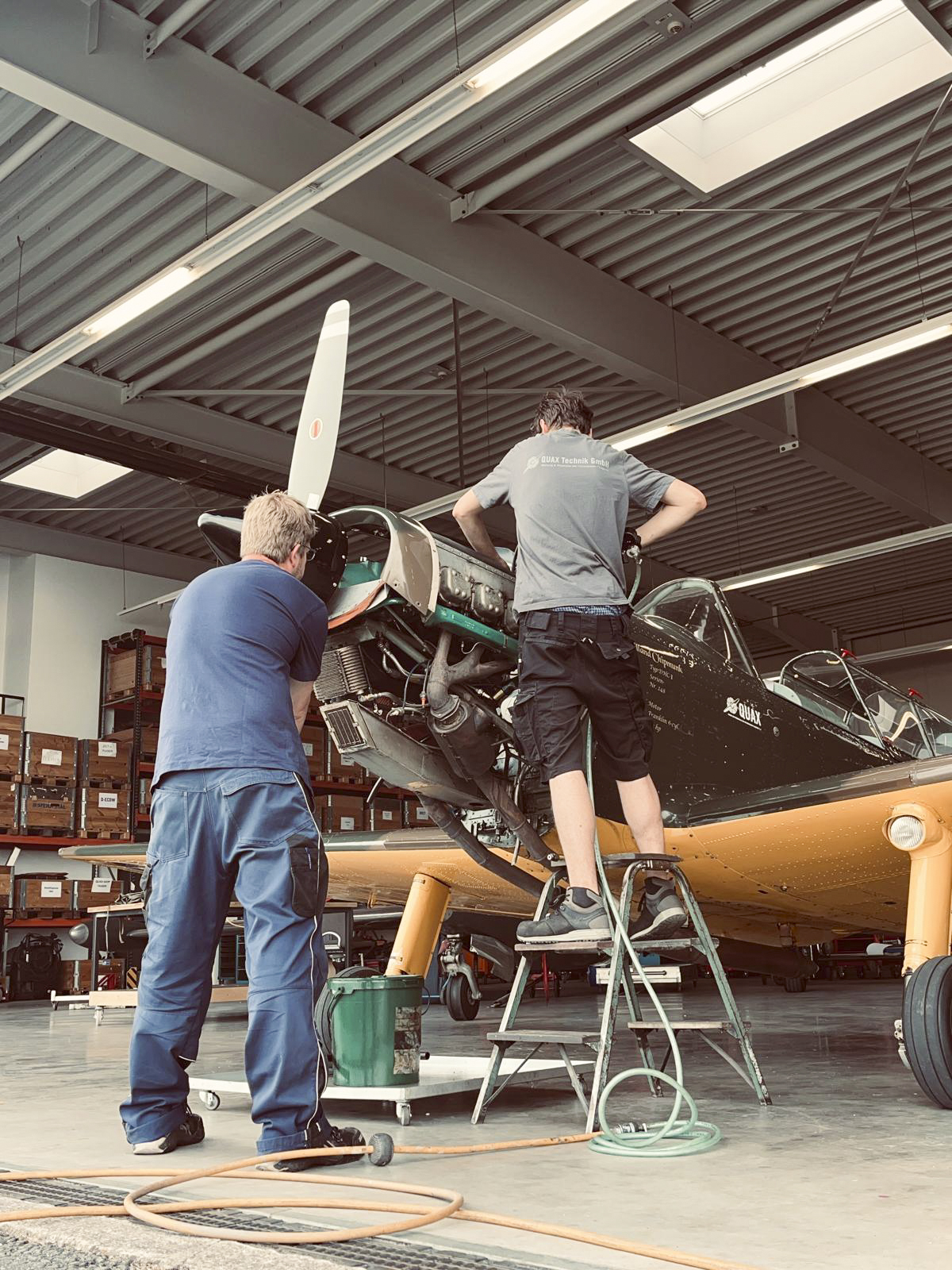 Mechaniker bei der Wartung eines Flugzeugs in der Halle