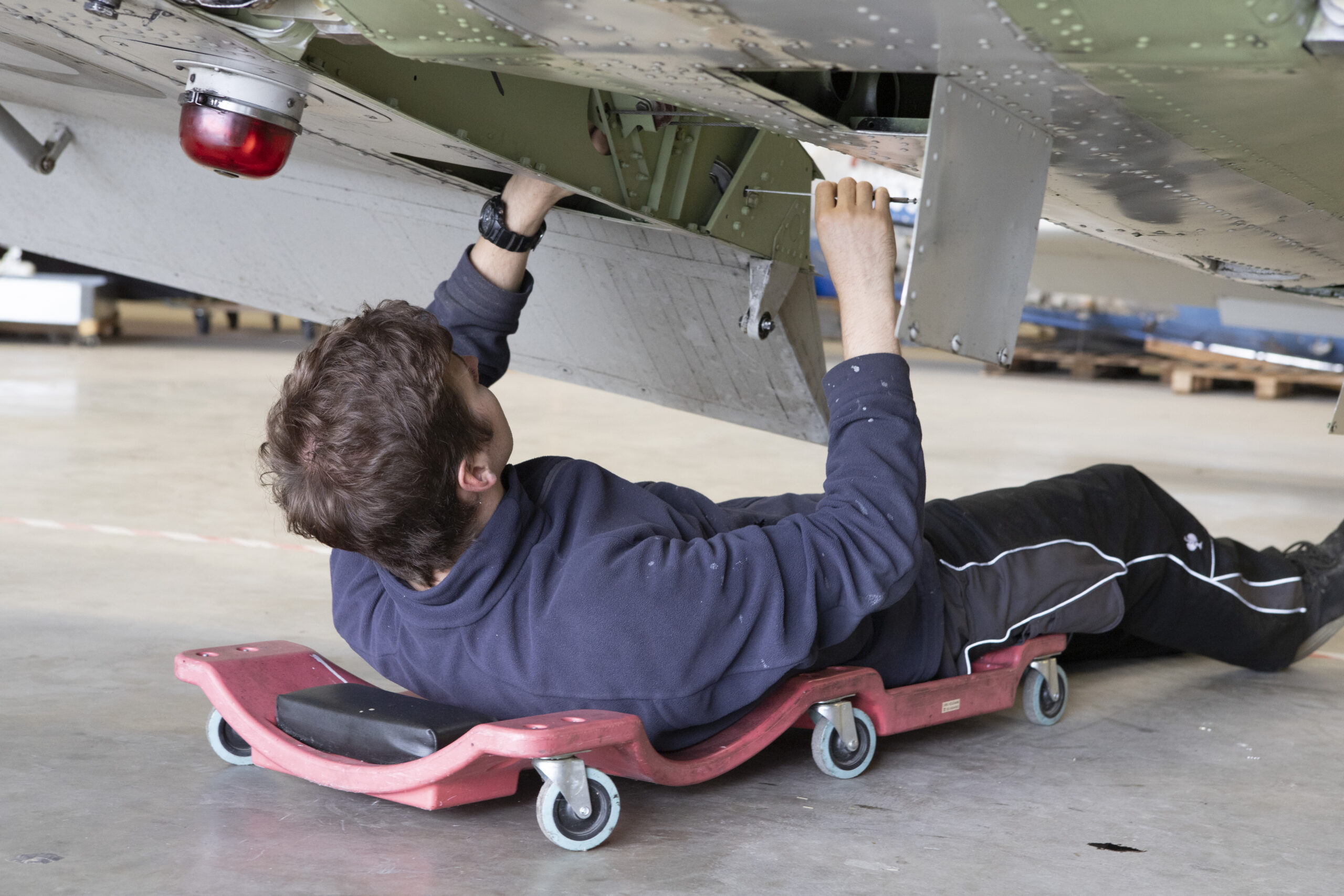 Mechaniker bei Arbeiten unter dem Flugzeug